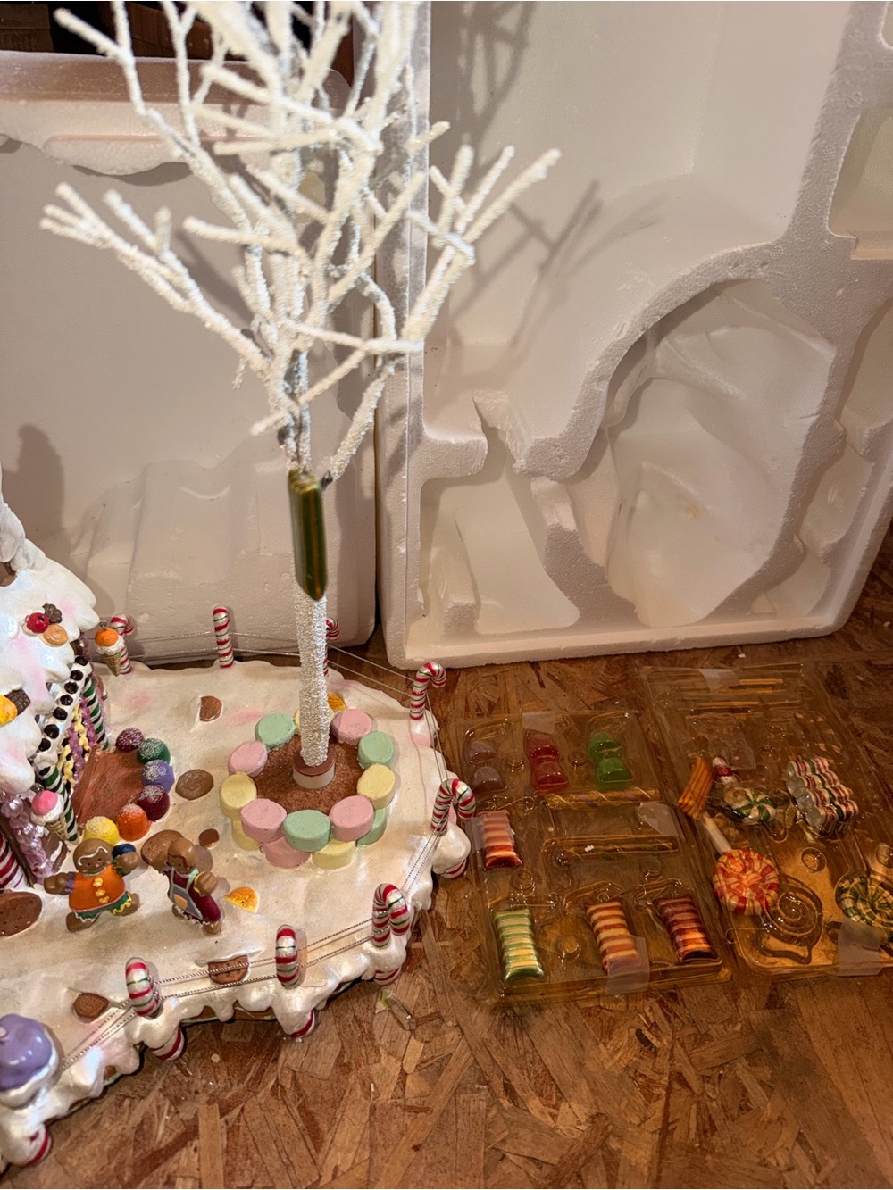 Costco Pastel GINGERBREAD HOUSE W/ CANDY ORNAMENTS TREE Lighted Christmas Decor - Picture 3 of 14